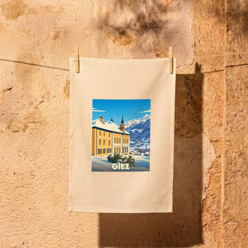 Torchon souvenir de la ville de Giez illustré par une scène de montagne enneigée.