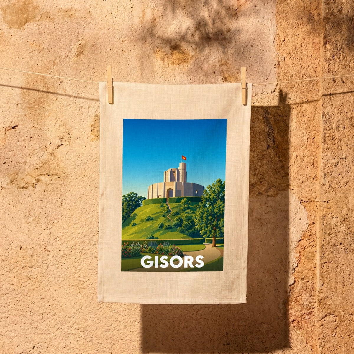 Torchon souvenir de la ville de Gisors avec une illustration stylisée de son château.