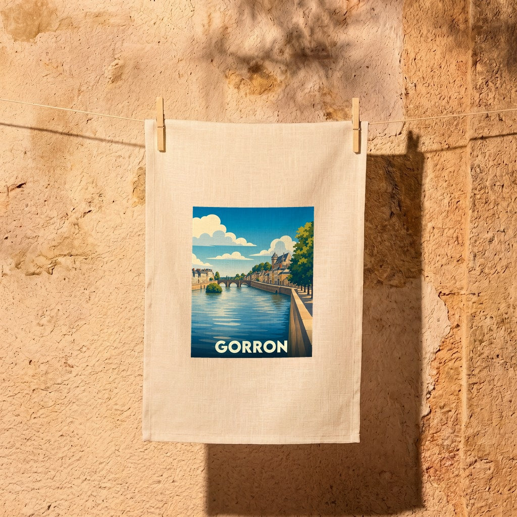 Torchon souvenir de la ville de Gorron avec une illustration stylisée d'un cours d'eau bordé de bâtiments.