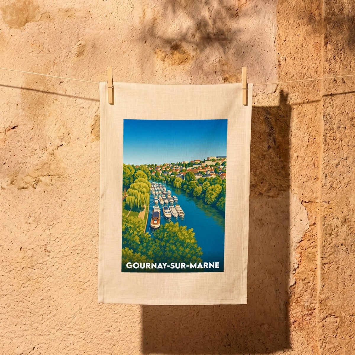 Torchon souvenir de la ville de Gournay-sur-Marne illustrant une scène de navigation sur la Marne.