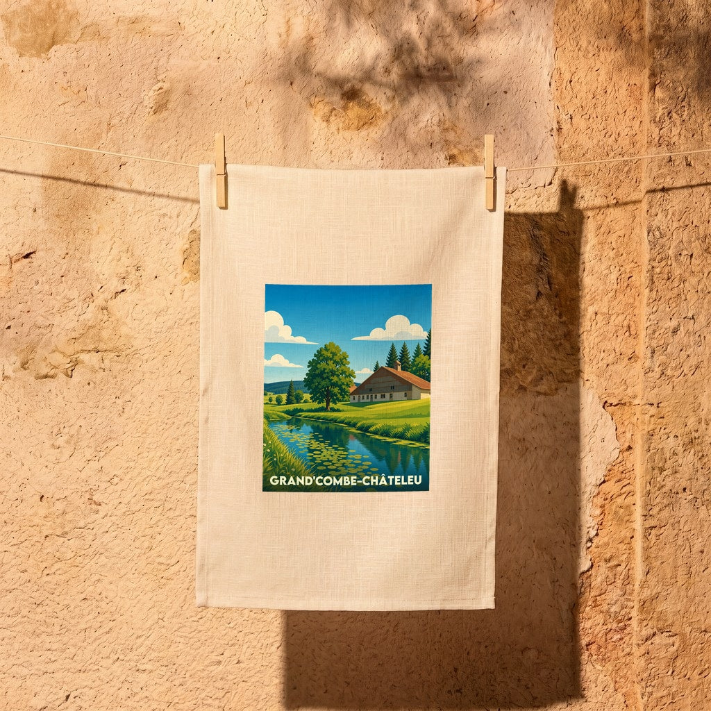 Torchon souvenir de Grand'Combe-Châteleu illustré d'un paysage bucolique avec une ferme comtoise au bord de l'eau.