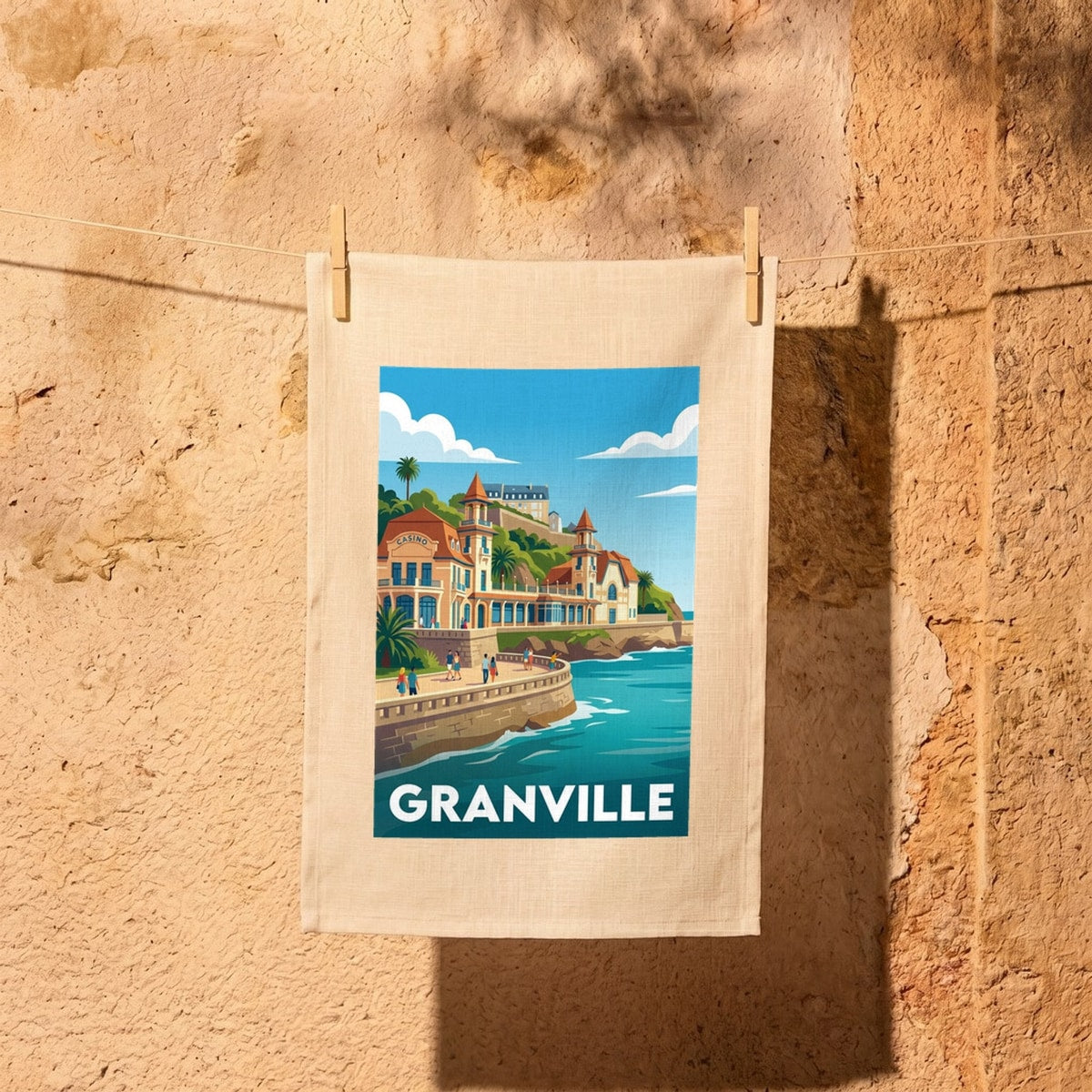 Torchon souvenir de la ville de Granville avec une illustration stylisée de son front de mer.