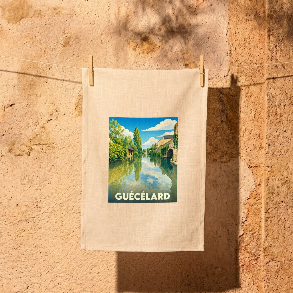 Torchon souvenir de la ville de Guécélard avec une illustration stylisée d'un canal et d'un pont de pierre.