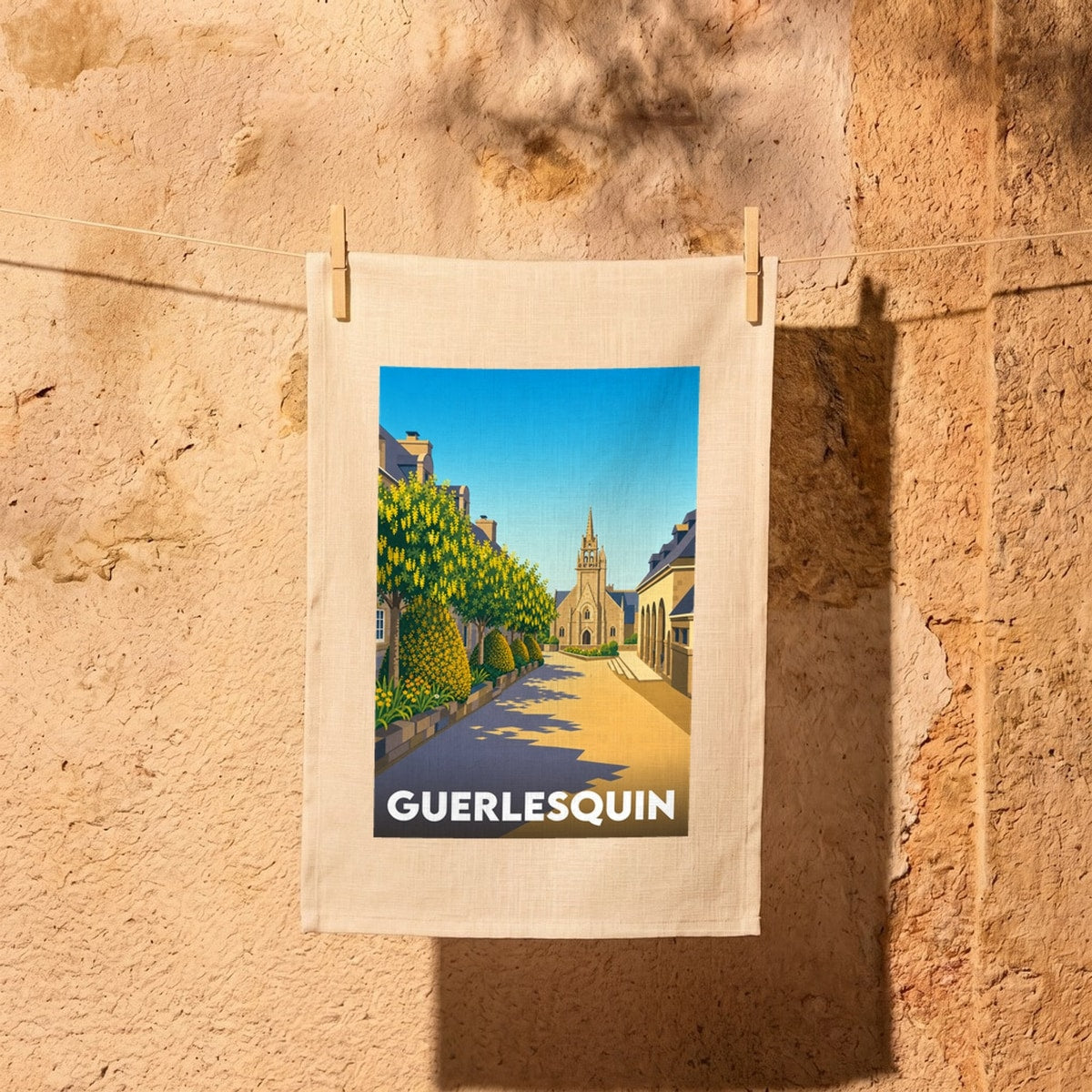 Torchon souvenir de la ville de Guerlesquin avec une illustration stylisée.