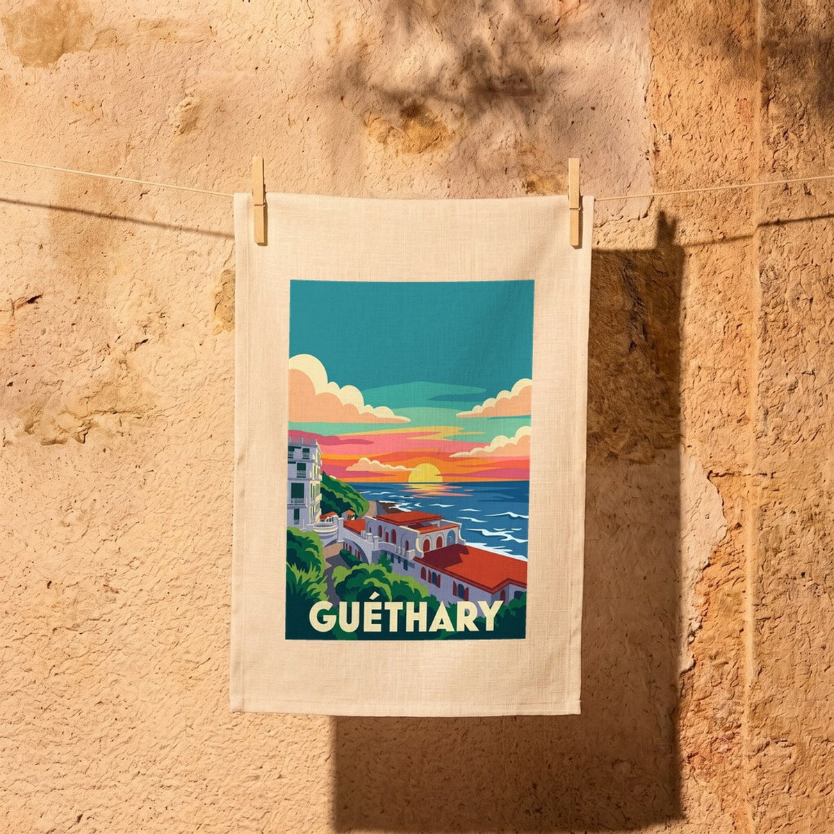 Torchon souvenir de la ville de Guéthary avec une illustration stylisée de son front de mer.
