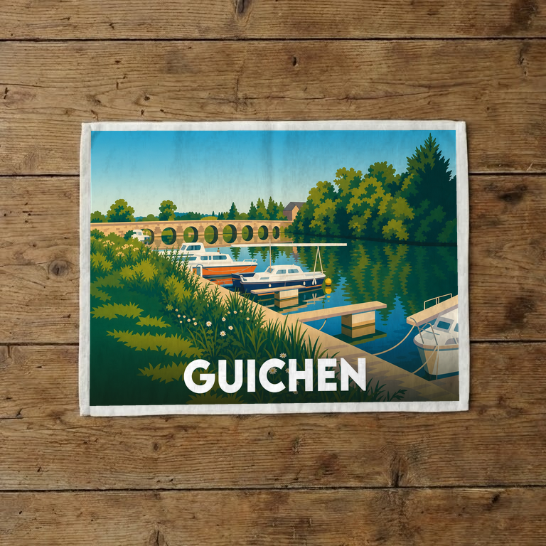 Torchon souvenir de la ville de Guichen illustré par une scène de port de plaisance stylisée.