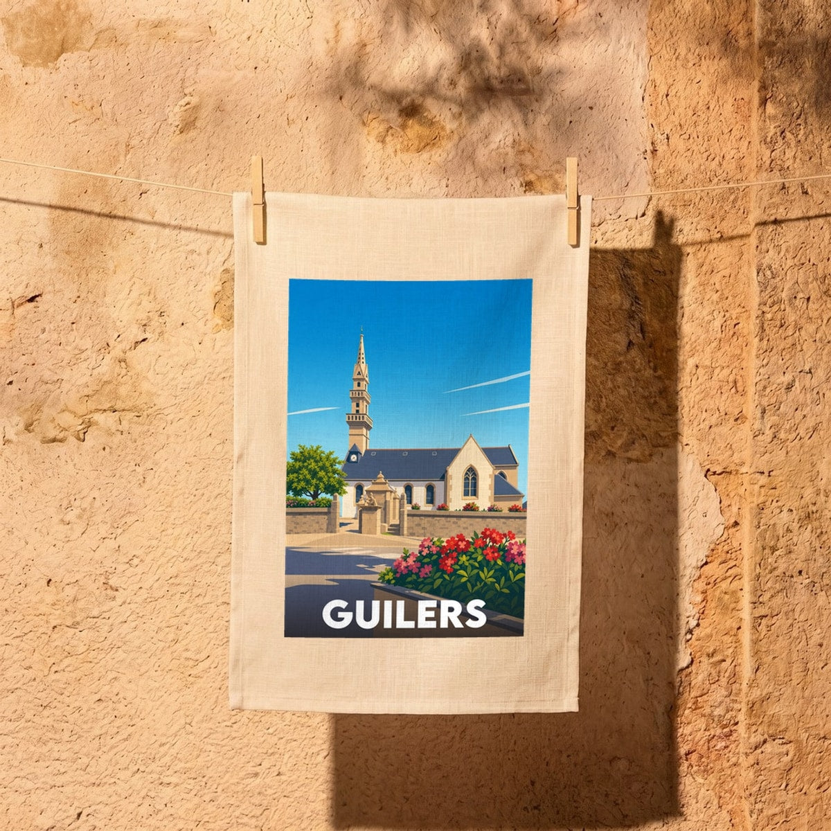 Torchon souvenir de la ville de Guilers avec une illustration stylisée de son église.