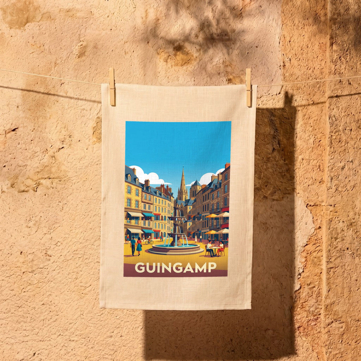 Torchon souvenir de la ville de Guingamp avec une illustration stylisée de son centre historique.