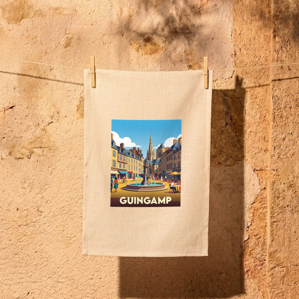 Torchon souvenir de la ville de Guingamp avec une illustration stylisée de son centre historique.