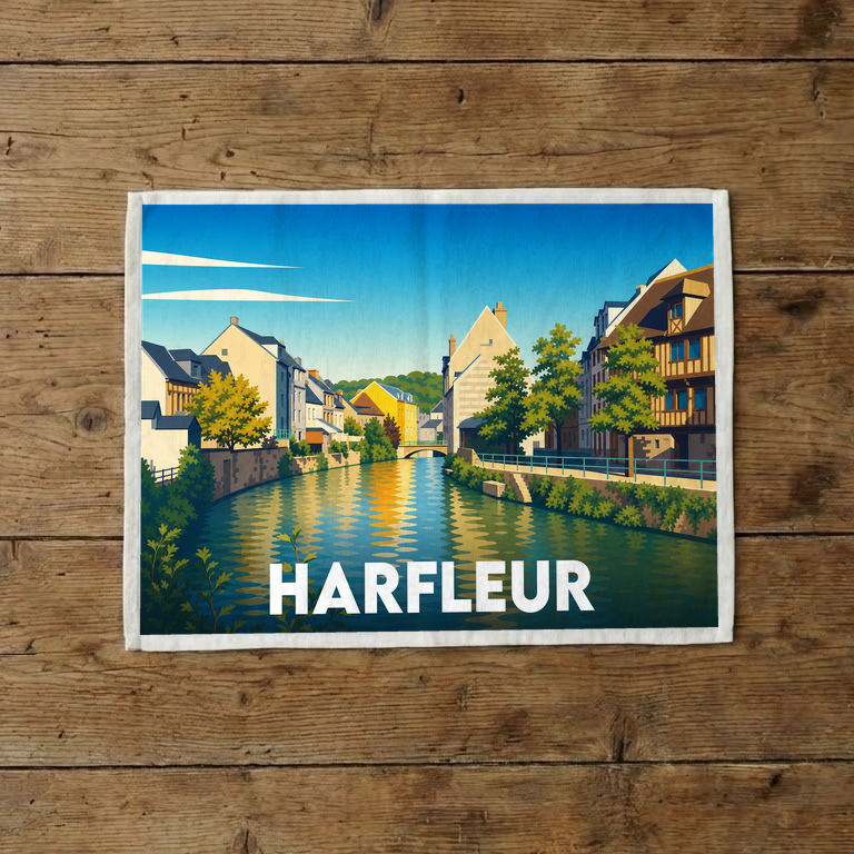 Torchon souvenir de la ville de Harfleur illustré d'une vue stylisée et colorée de ses quais.