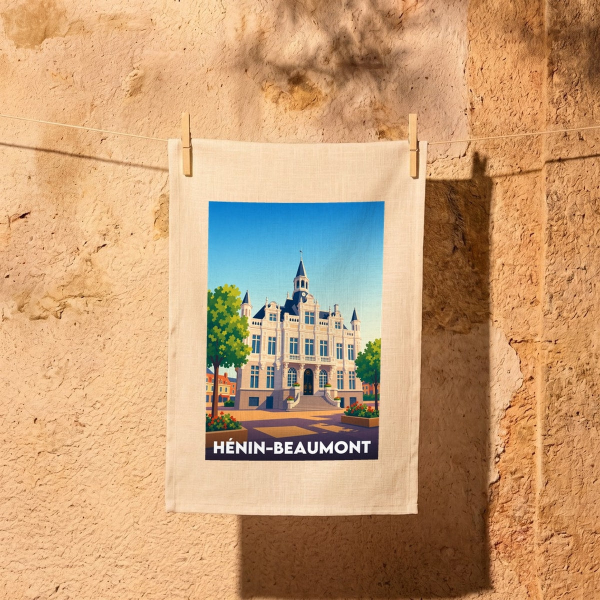 Torchon souvenir de la ville de Hénin-Beaumont avec une illustration stylisée.