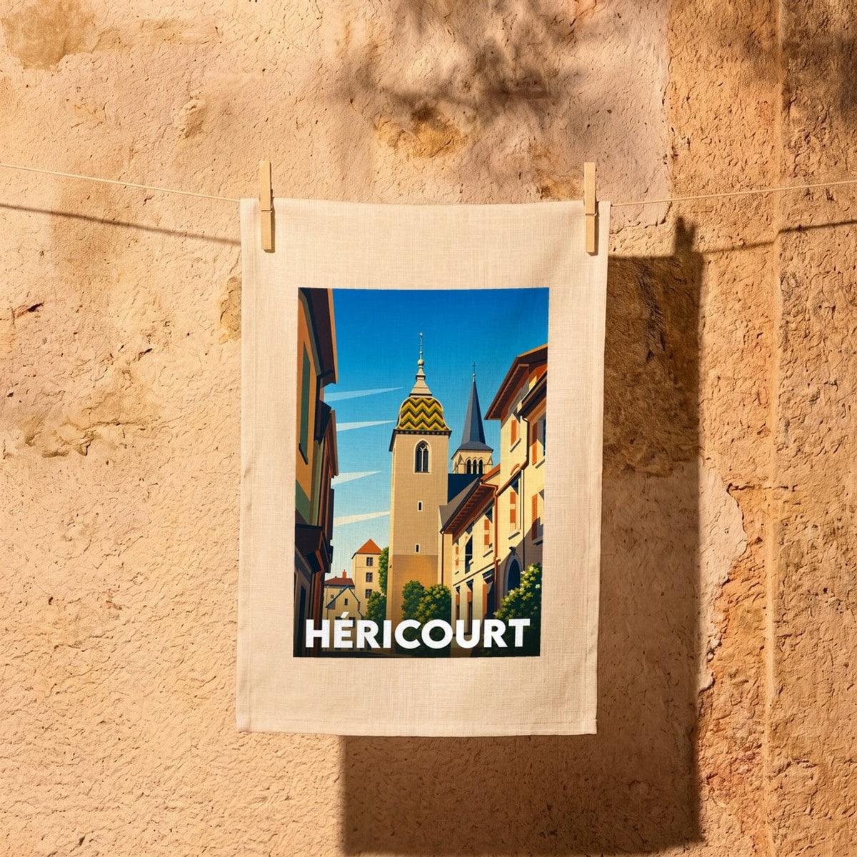 Torchon souvenir de la ville de Héricourt avec une illustration stylisée de son architecture.