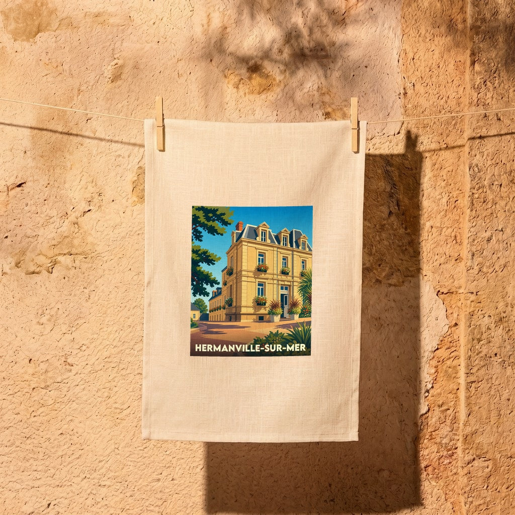 Torchon souvenir de la ville de Hermanville-sur-Mer avec une illustration stylisée d'une villa balnéaire.