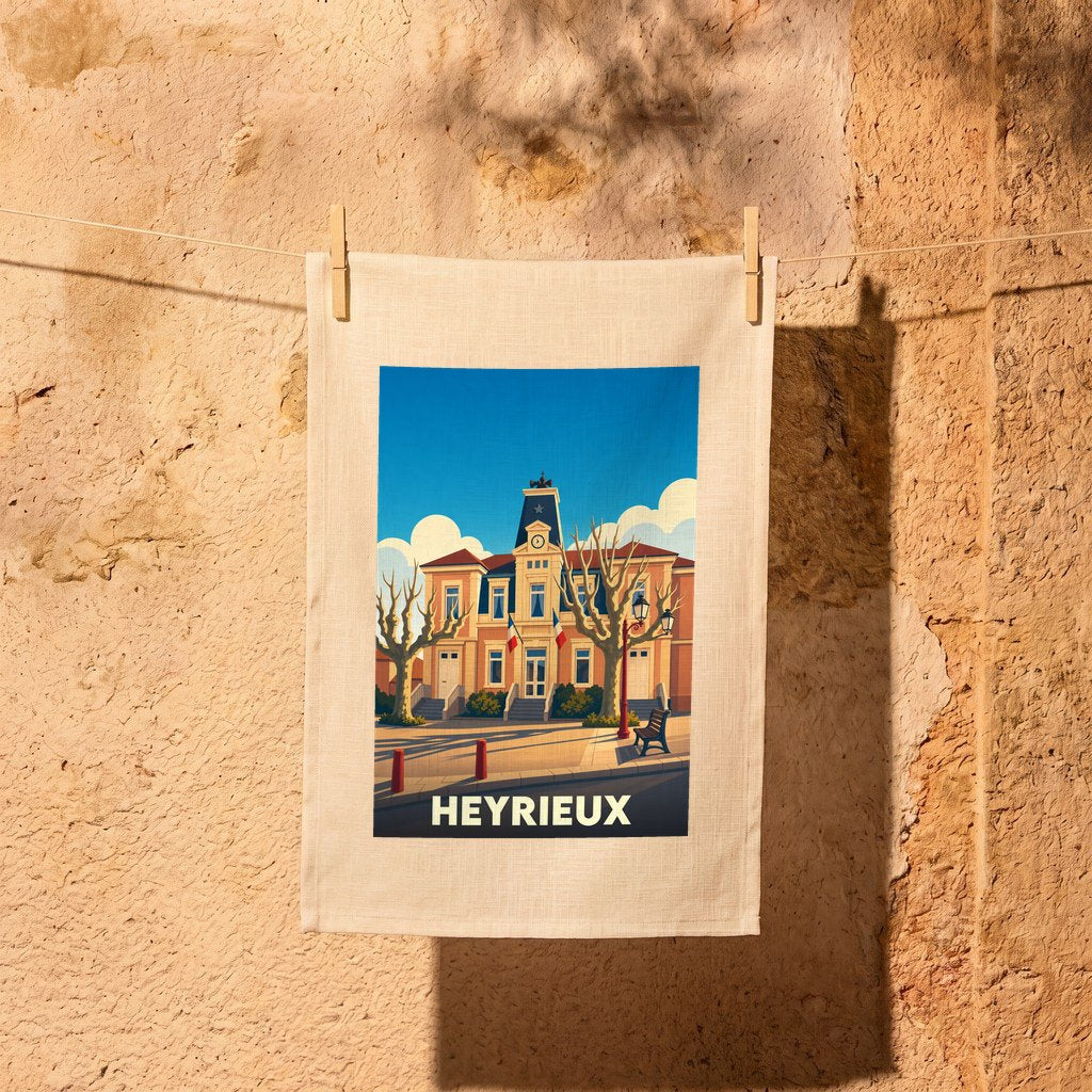 Torchon souvenir de la ville de Heyrieux illustré d'une vue stylisée de son hôtel de ville.
