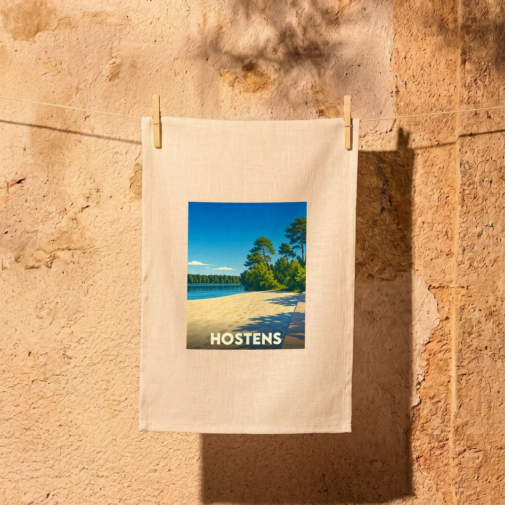 Torchon souvenir de la ville de Hostens avec une illustration stylisée d'un lac bordé de pins.