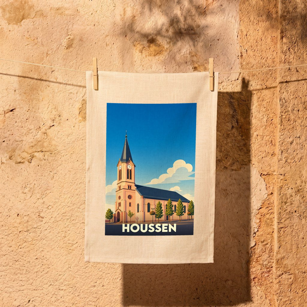 Torchon souvenir de la ville de Houssen avec une illustration stylisée de son église sous un ciel bleu.