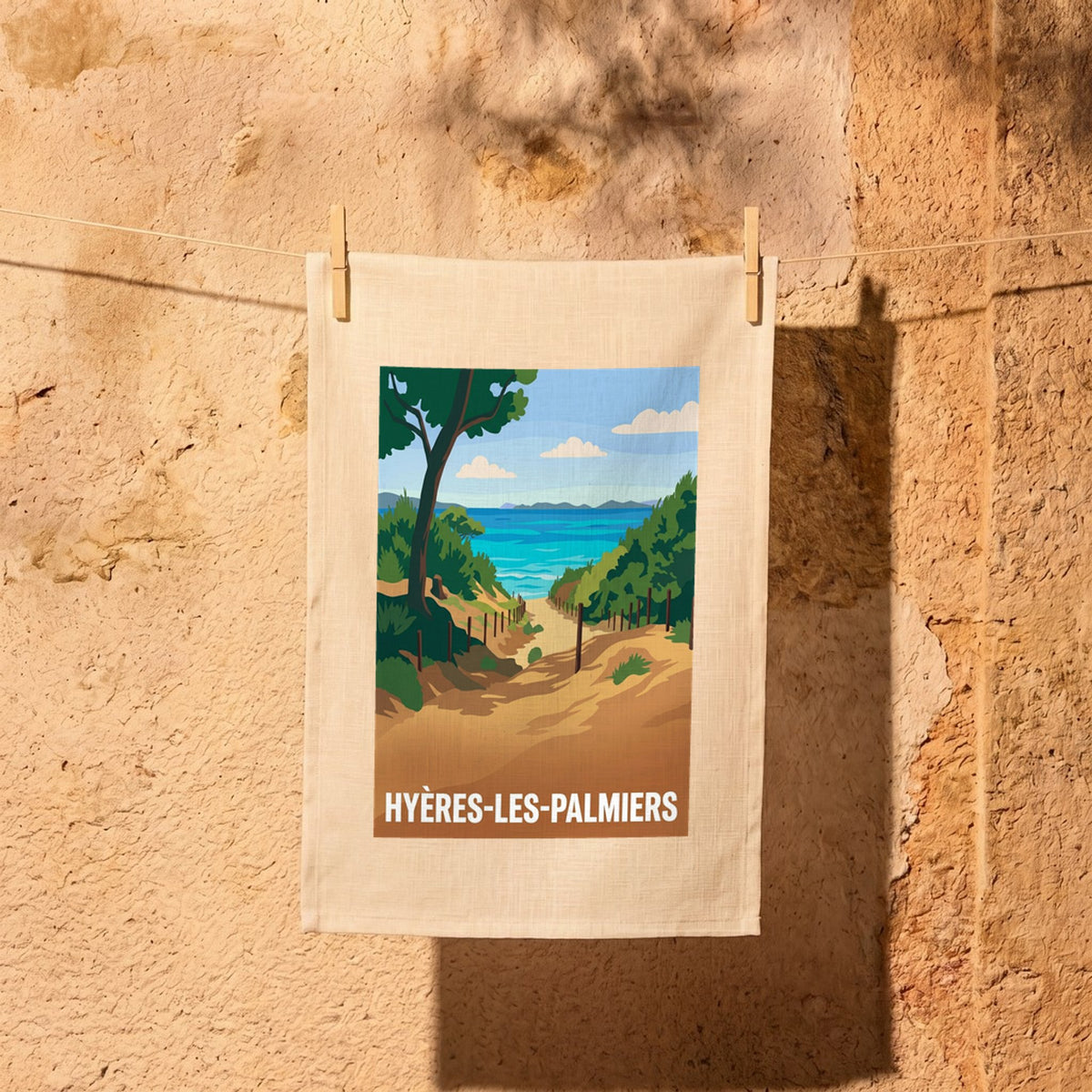 Torchon souvenir de Hyères-les-Palmiers avec une illustration stylisée d'un sentier dunaire menant à la mer.