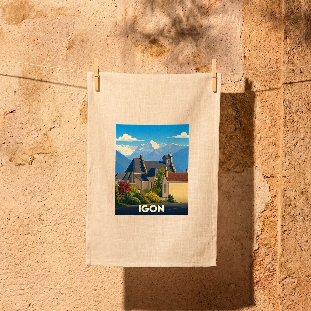 Torchon souvenir de la ville d'Igon orné d'une illustration stylisée de son église face aux Pyrénées.