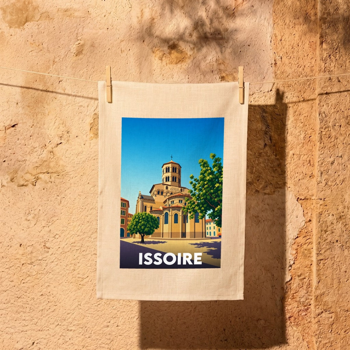 Torchon souvenir de la ville d'Issoire avec une illustration stylisée de son église romane.