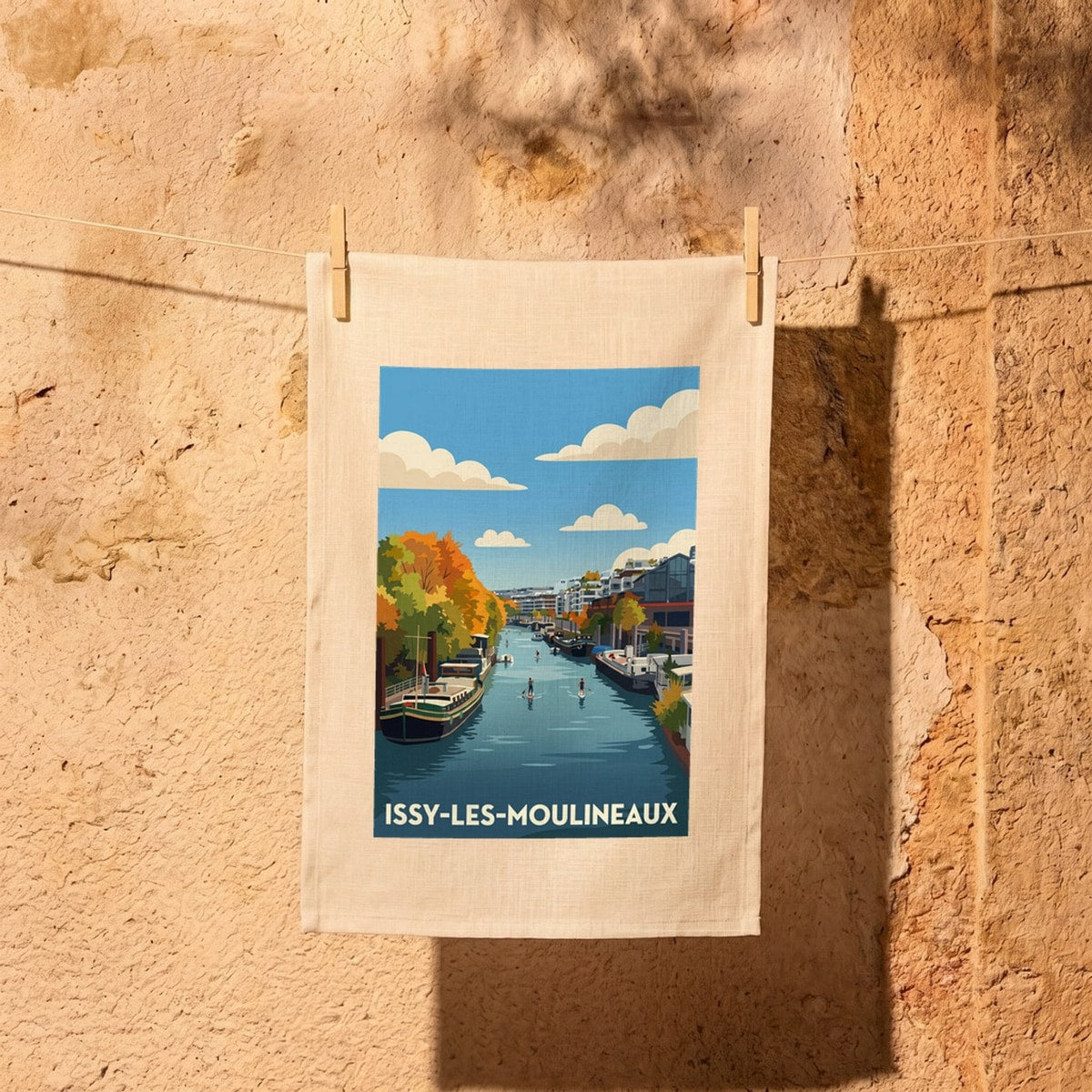 Torchon souvenir de la ville d'Issy-les-Moulineaux avec une illustration stylisée des bords de Seine.