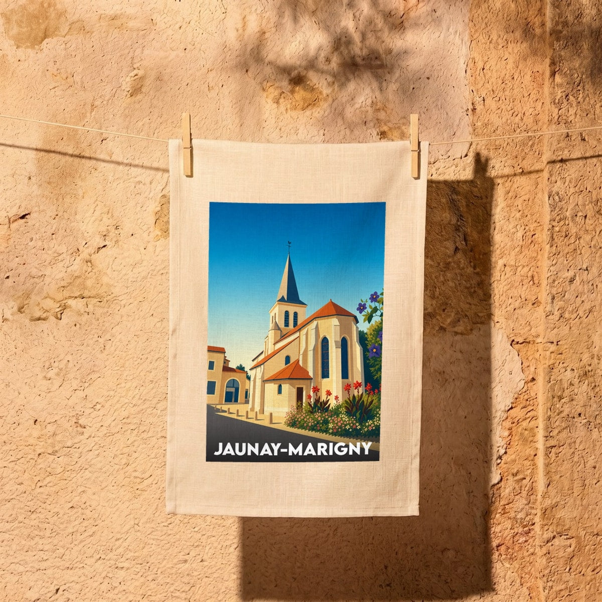 Torchon souvenir de la ville de Jaunay-Marigny avec une illustration stylisée de son église.