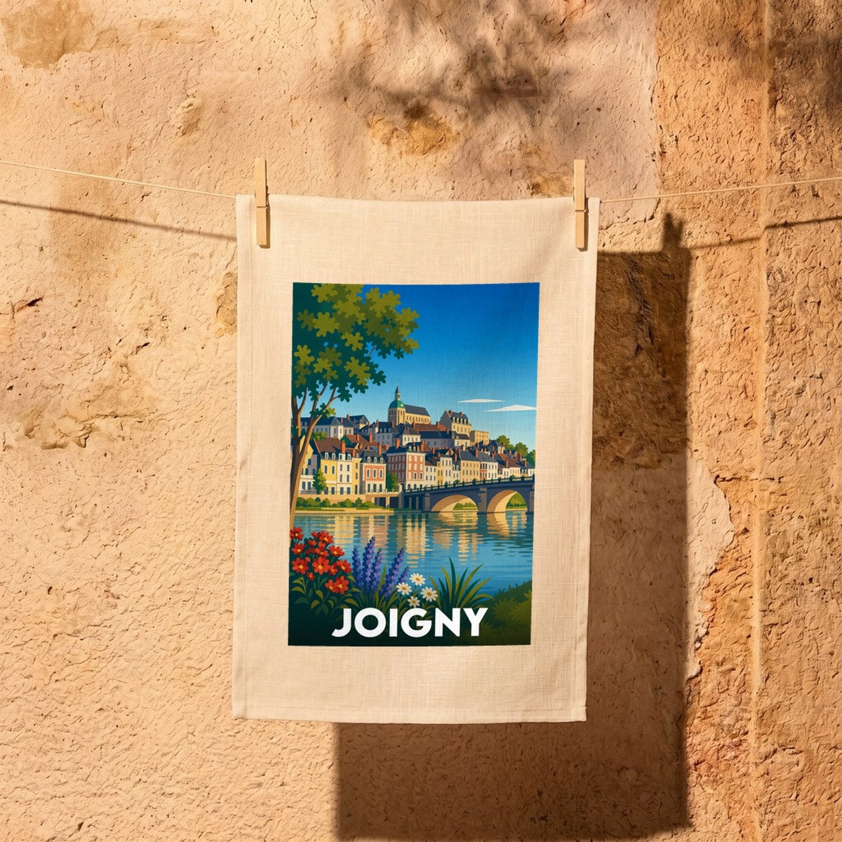 Torchon souvenir de la ville de Joigny avec une illustration stylisée des bords de l'Yonne et de son pont.