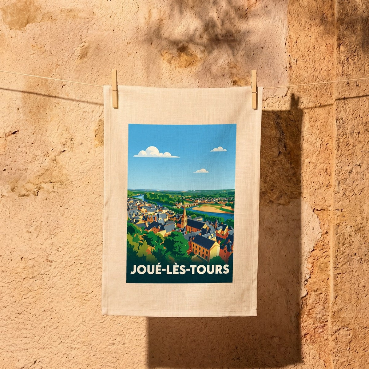 Torchon souvenir de la ville de Joué-lès-Tours avec une illustration stylisée de ses paysages.