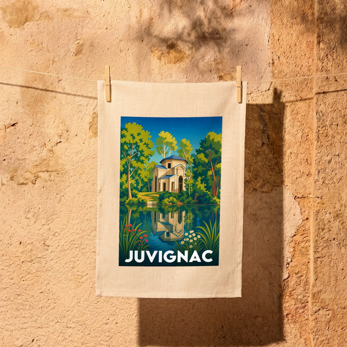 Torchon souvenir de la ville de Juvignac avec une illustration stylisée.
