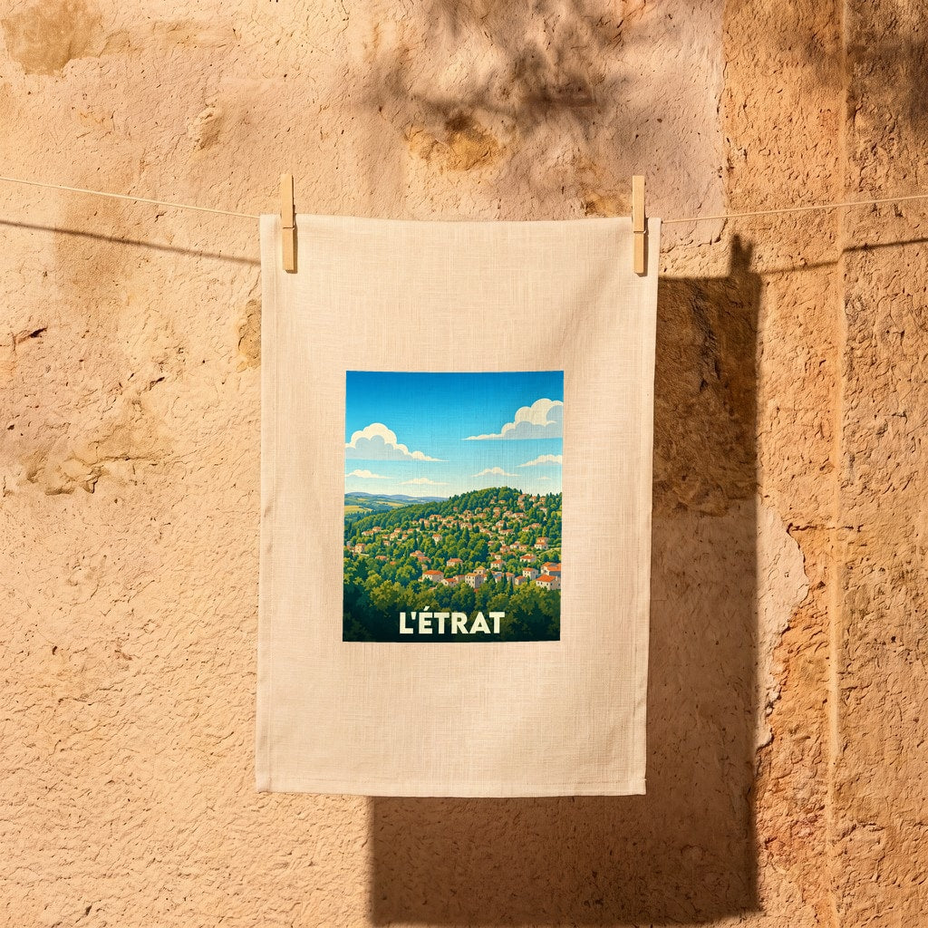 Torchon souvenir de la ville de L'Étrat illustré d'un paysage vallonné et verdoyant.