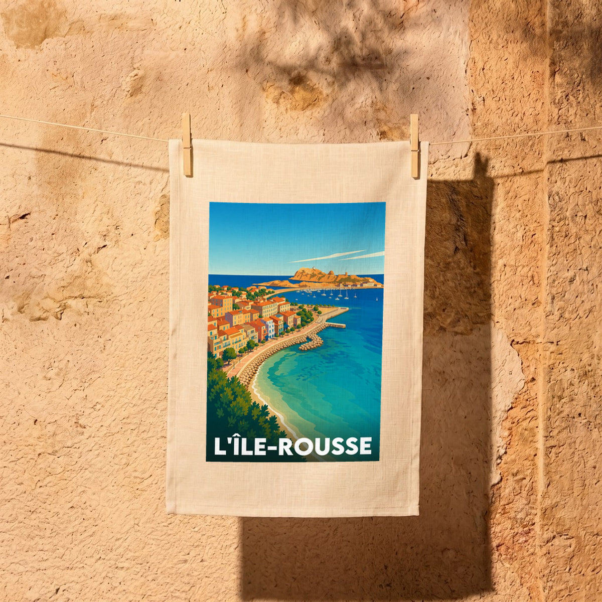 Torchon souvenir de la ville de L'Île-Rousse avec une illustration stylisée de son paysage côtier.