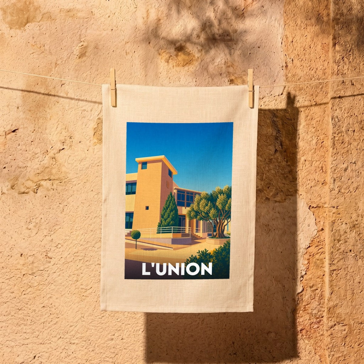 Torchon souvenir de la ville de L'Union avec une illustration stylisée de son architecture et d'un olivier.