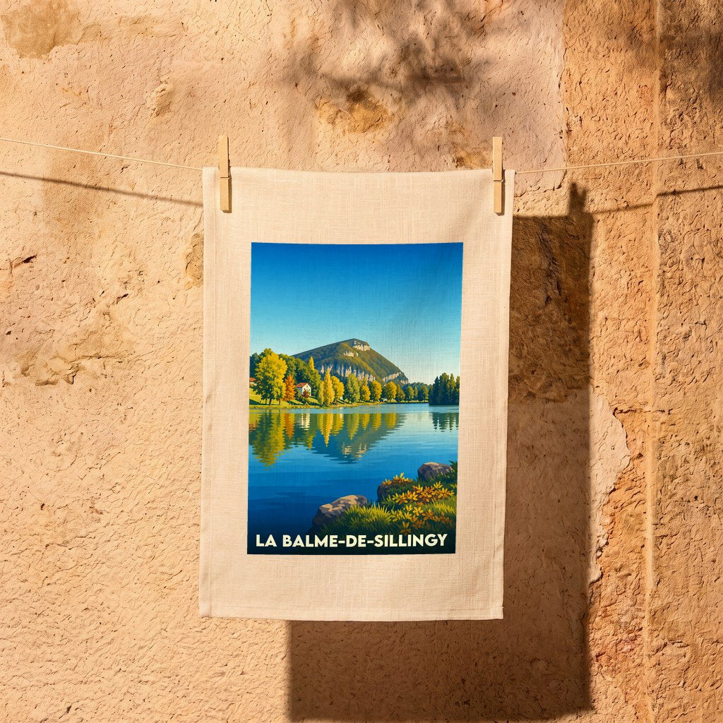 Torchon souvenir de la ville de La Balme-de-Sillingy avec une illustration stylisée de son lac et de ses montagnes.