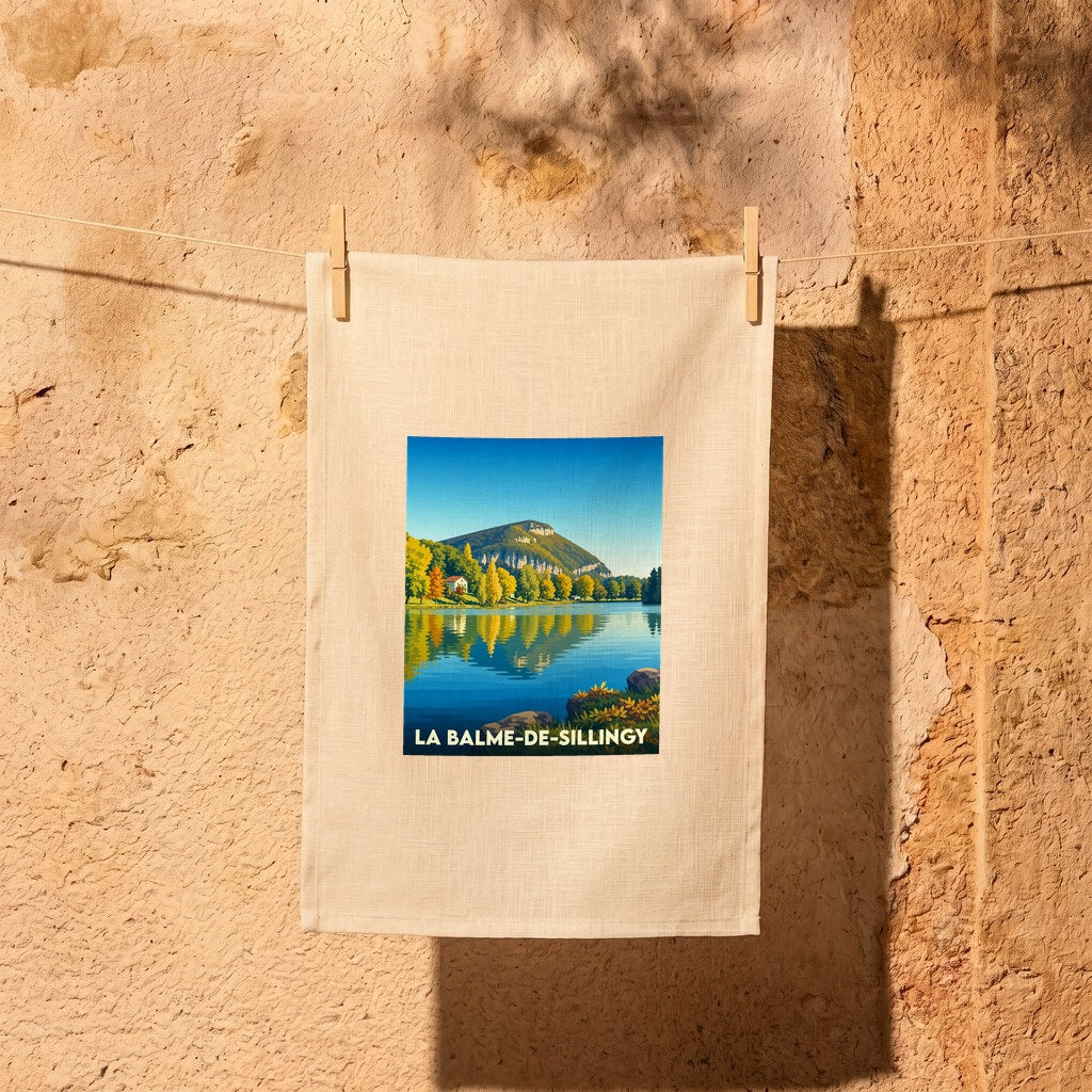 Torchon souvenir de la ville de La Balme-de-Sillingy avec une illustration stylisée de son lac et de ses montagnes.