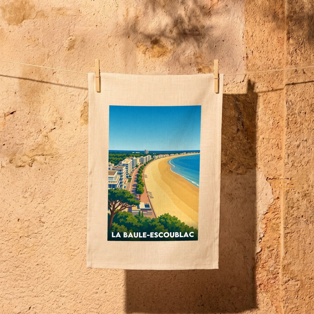 Torchon souvenir de la ville de La Baule-Escoublac avec une illustration stylisée de son front de mer.