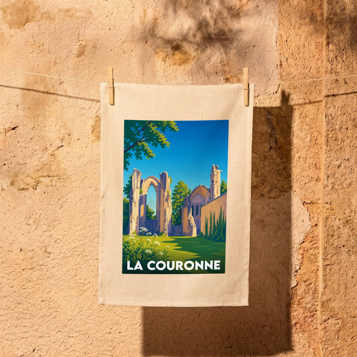 Torchon souvenir de la ville de La Couronne illustré par une représentation stylisée de son abbaye en ruines.