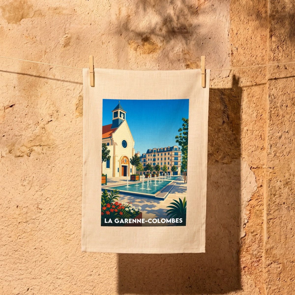 Torchon souvenir de la ville de La Garenne-Colombes avec une illustration stylisée de sa place centrale.