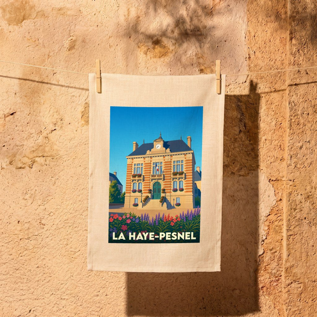 Torchon souvenir de la ville de La Haye-Pesnel avec une illustration stylisée de sa mairie.