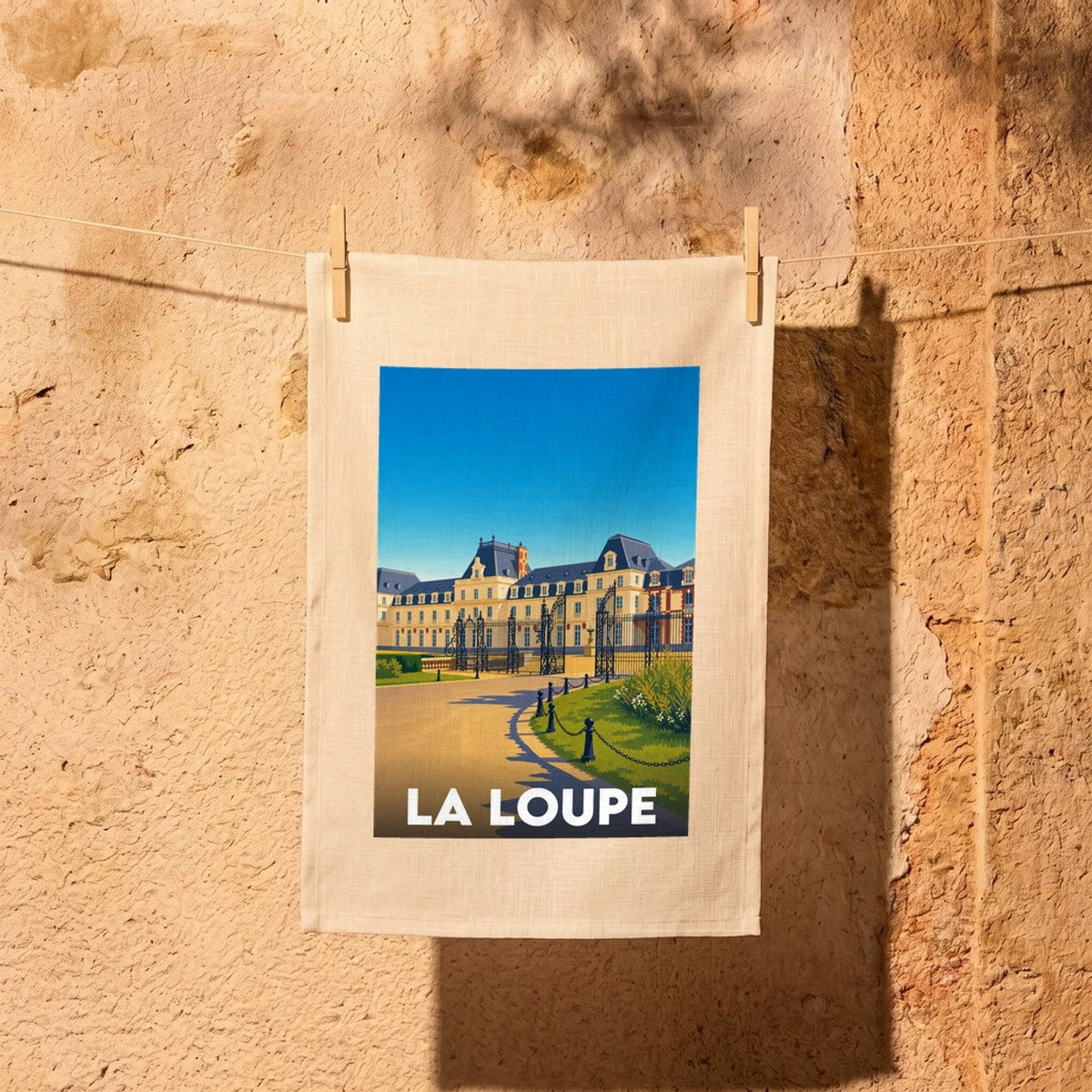 Torchon souvenir de la ville de La Loupe avec une illustration stylisée de son château.