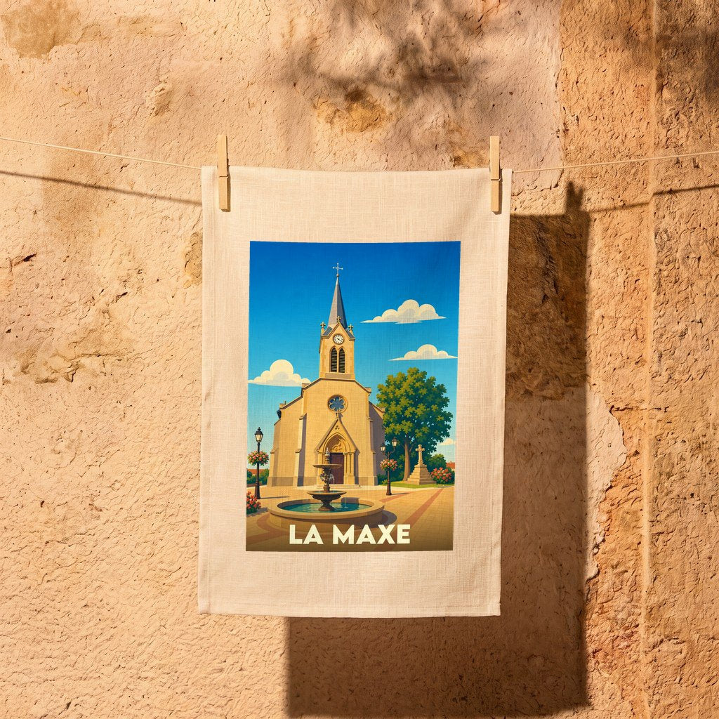 Torchon souvenir de la ville de La Maxe avec une illustration stylisée de son église et de sa place.
