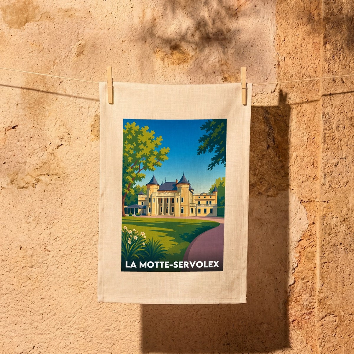 Torchon souvenir de la ville de La Motte-Servolex avec une illustration stylisée d'un château.