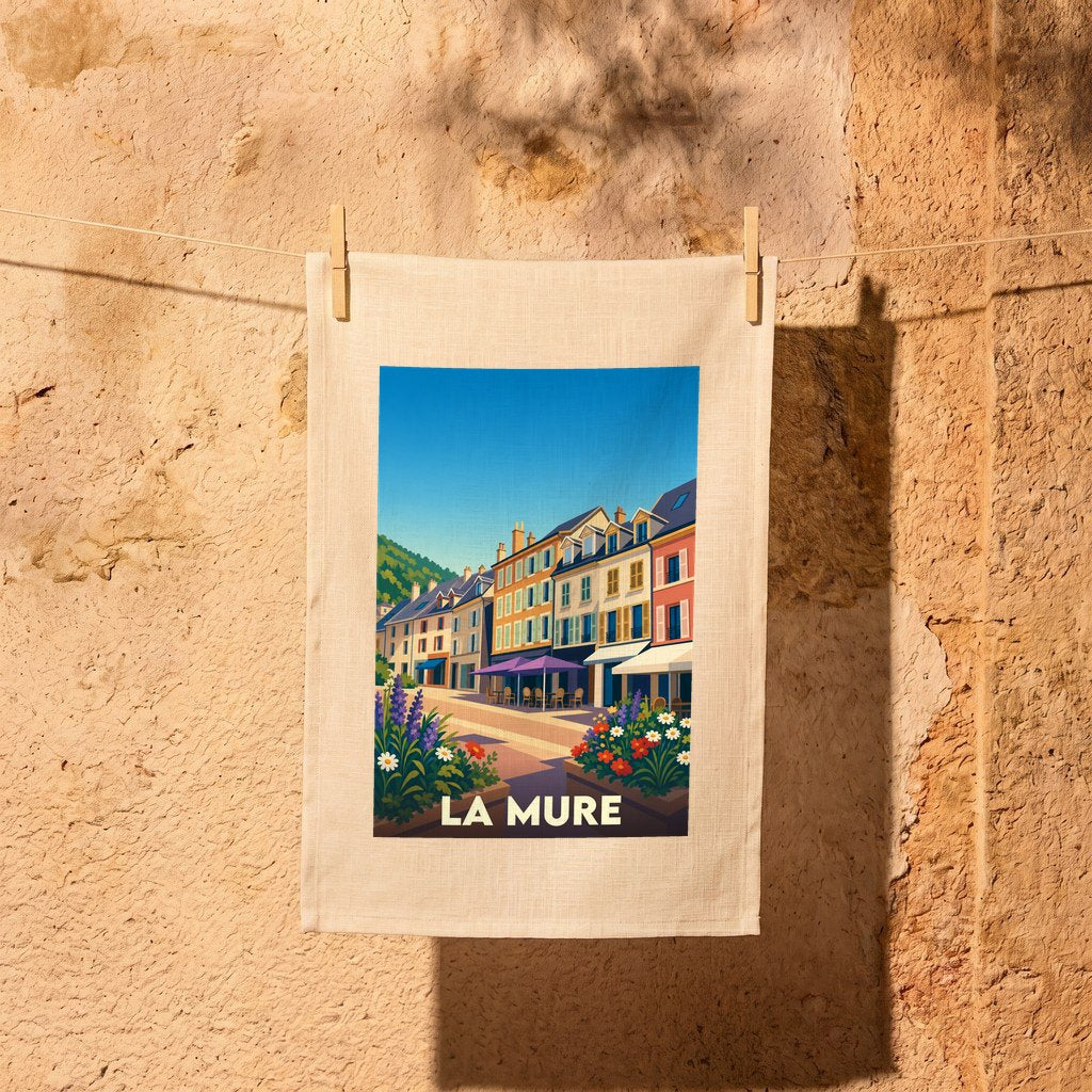 Torchon souvenir de la ville de La Mure avec une illustration stylisée d'une rue pittoresque.