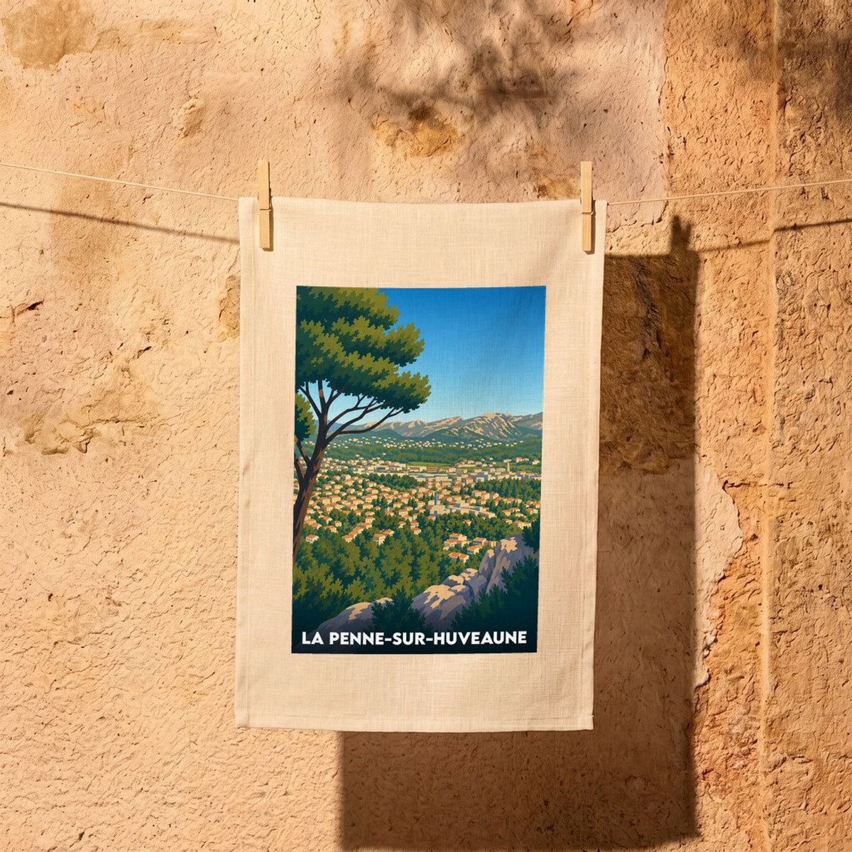 Torchon souvenir de la ville de La Penne-sur-Huveaune avec une illustration stylisée.