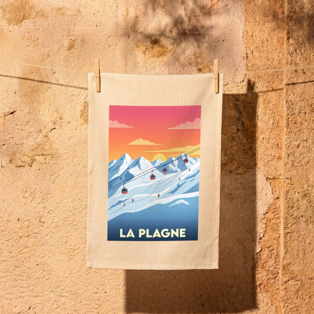Torchon souvenir de la ville de La Plagne avec une illustration stylisée de montagnes enneigées et de télécabines.