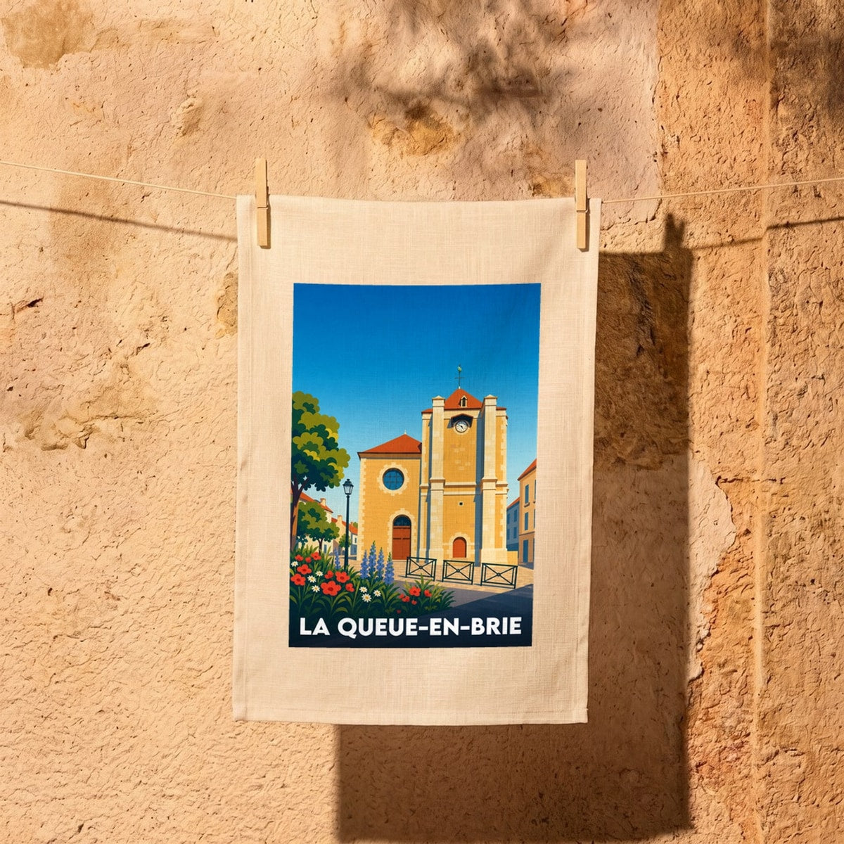 Torchon souvenir de la ville de La Queue-en-Brie avec une illustration stylisée.