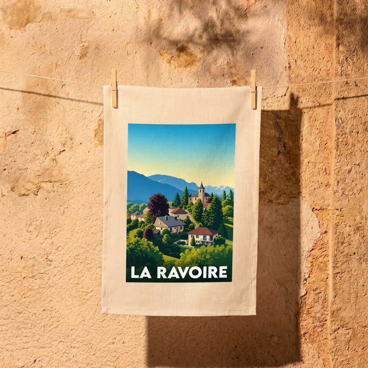 Torchon souvenir de la ville de La Ravoire avec une illustration stylisée de style affiche vintage.