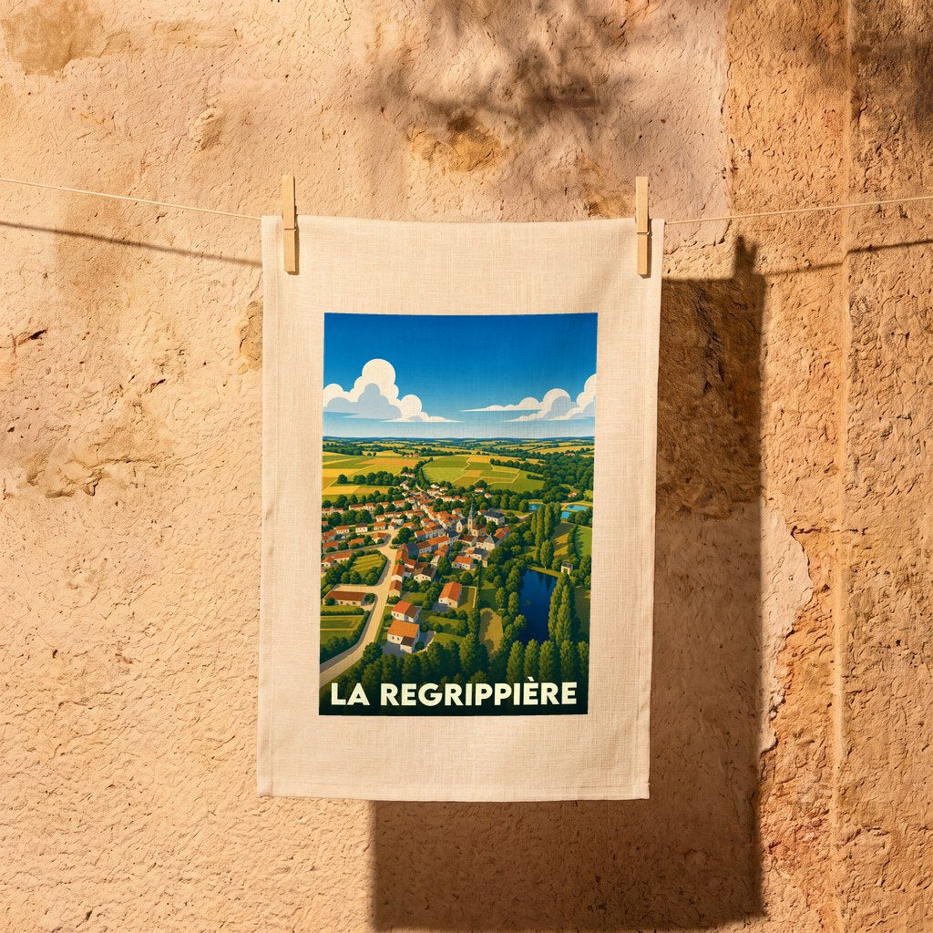 Torchon souvenir de la ville de La Regrippière avec une illustration stylisée de son paysage.