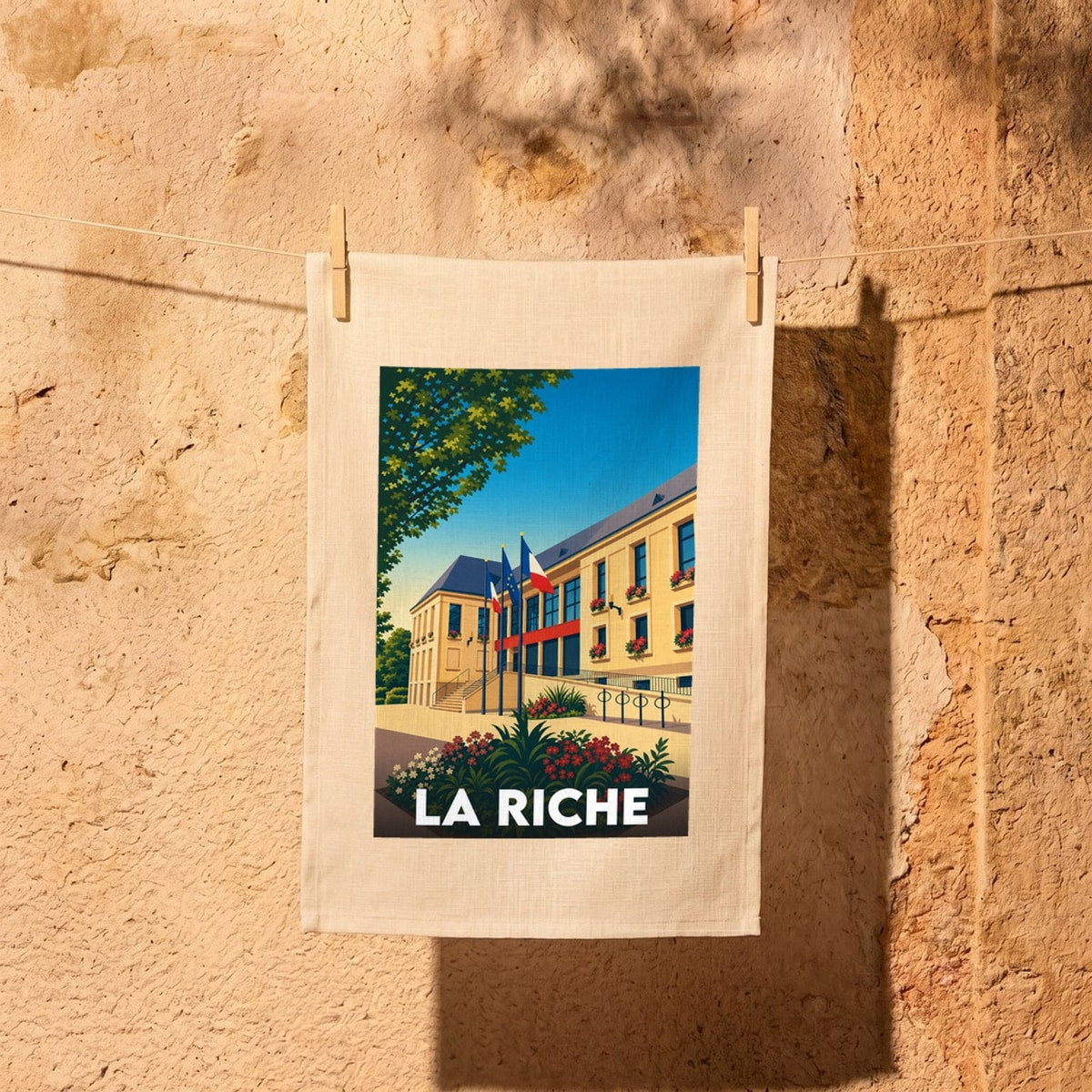 Torchon souvenir de la ville de La Riche avec une illustration stylisée de l'hôtel de ville.