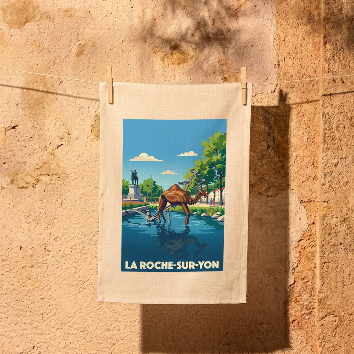 Torchon souvenir de la ville de La Roche-sur-Yon avec une illustration stylisée de son dromadaire mécanique.
