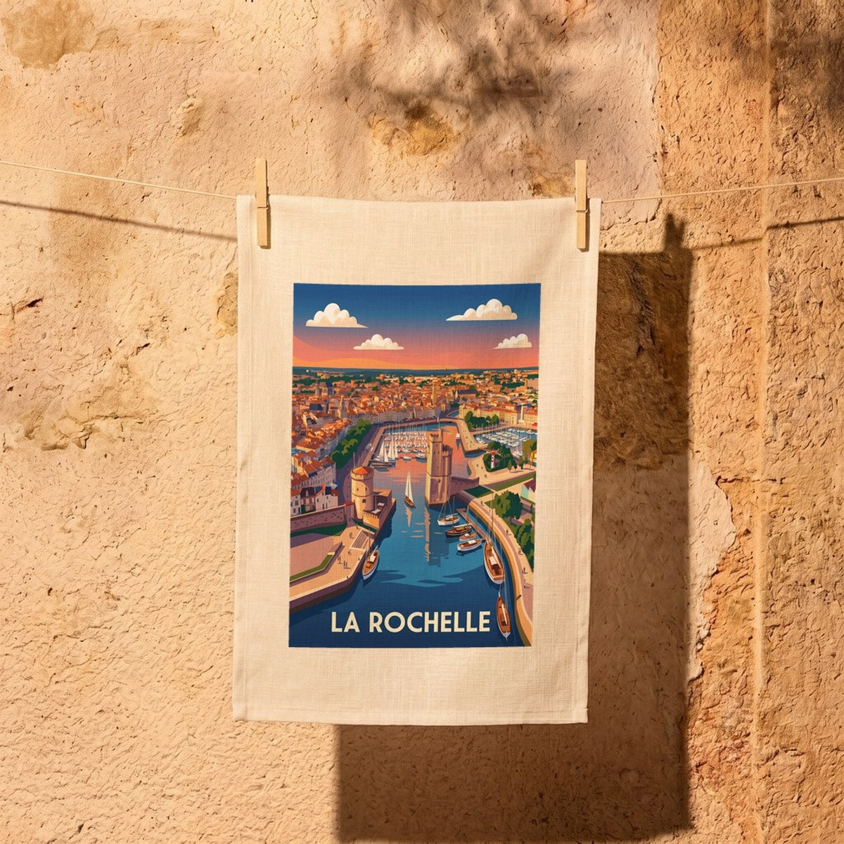 Torchon souvenir de la ville de La Rochelle avec une illustration stylisée du port.