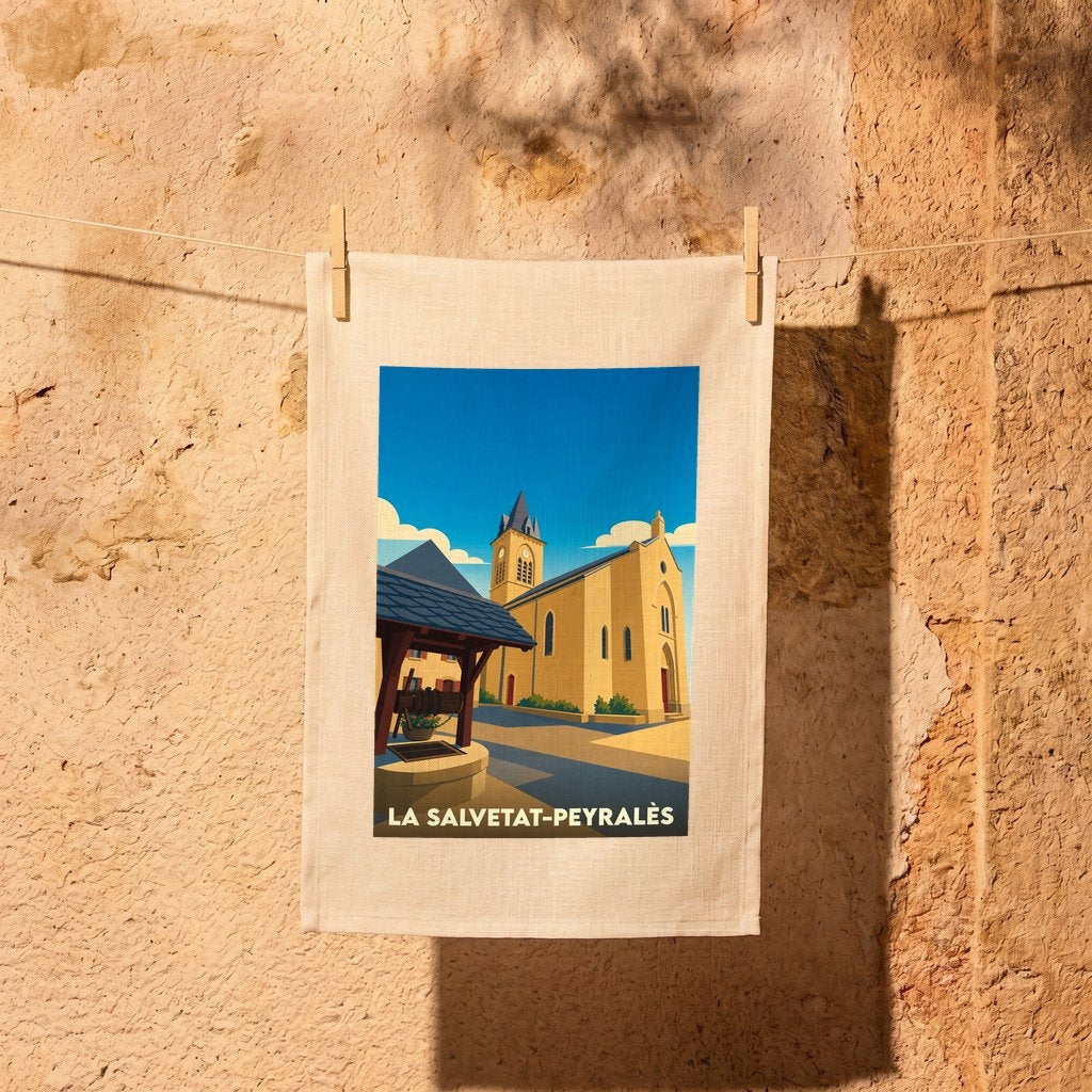 Torchon souvenir de la ville de La Salvetat-Peyralès avec une illustration stylisée de son église et d'un puits ancien.